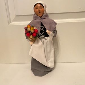BYERS’ CHOICE THE CAROLERS PILGRIM WOMAN WITH CORNUCOPIA 13” 1998 THANKSGIVING